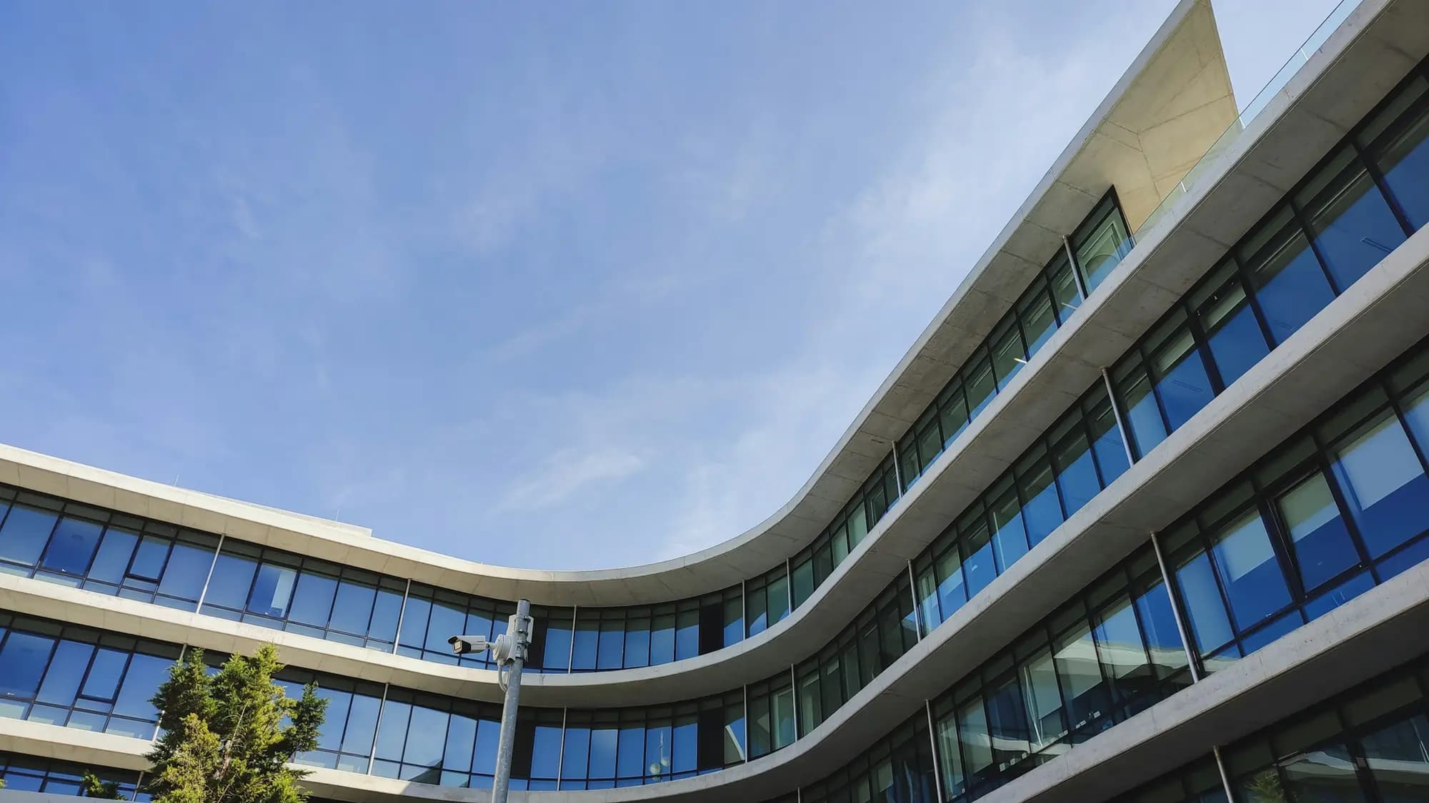 Bâtiment tertiaire aux lignes courbes et vitrages continus