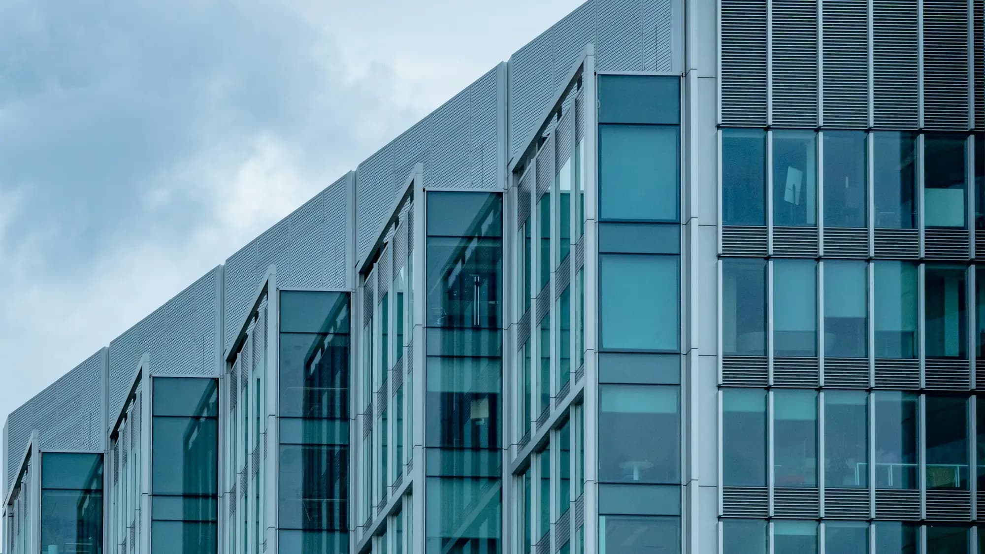 Façade d’immeuble de bureaux en verre et métal