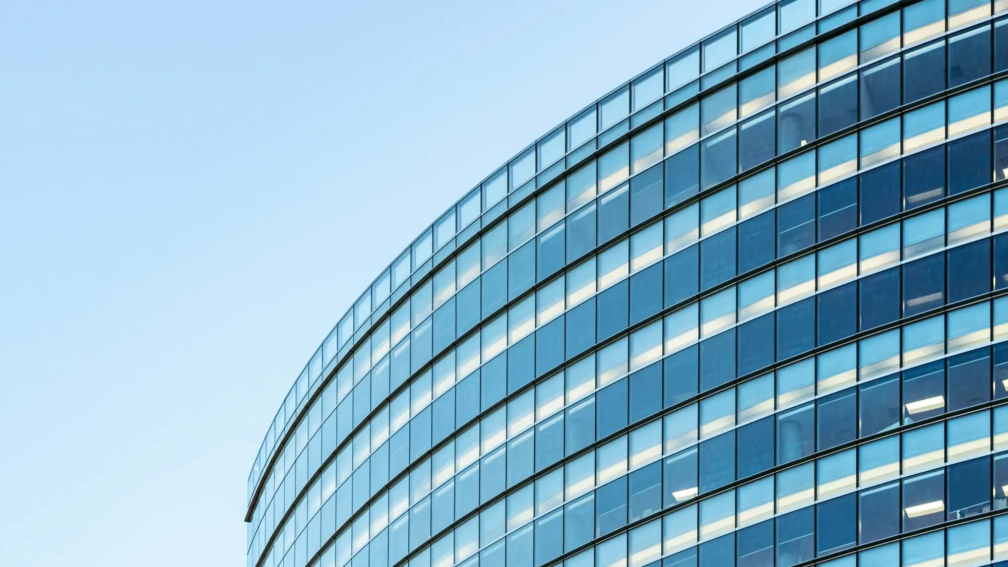 Immeuble de bureaux à façade de verre courbe
